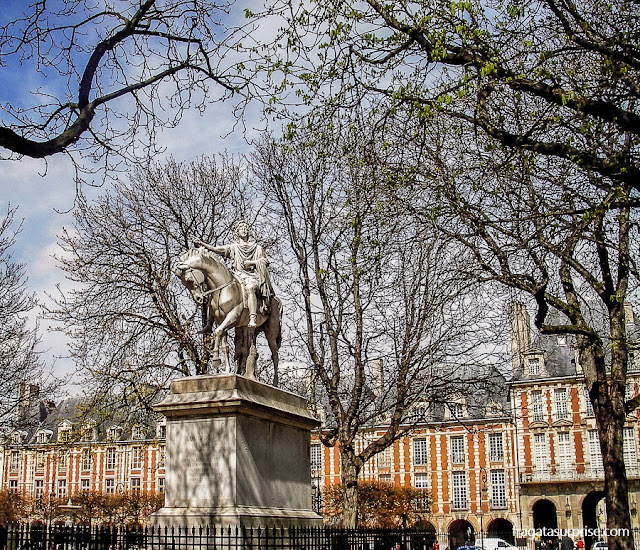 Estátua do rei Luís 13 de França na Place des Vosges, Paris