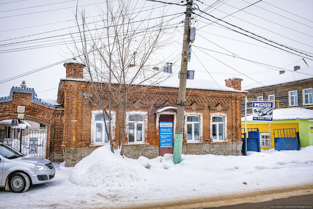 Одноэтажное старое кирпичное здание