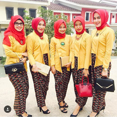 model kebaya modern hijab merah dengan blouse polos kuning rok batik