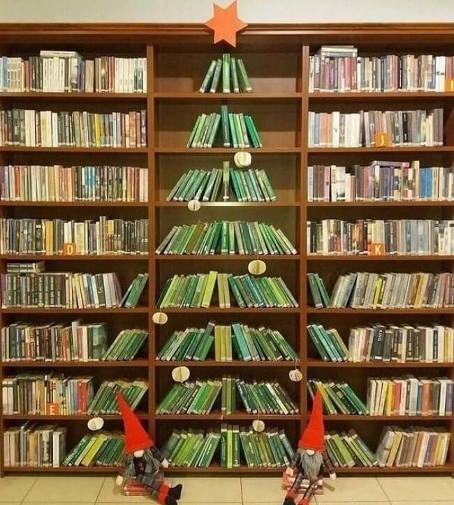 28 Fascinating Pictures That Will Satisfy Every Perfectionist - A Christmas tree in a public library