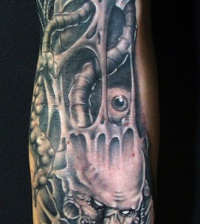 3d tattoo: alien creatures hiding inside a human body