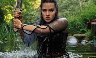 Cursed nella foto Katherine Langford interpreta Nimue e brandisce la spada Excalibur