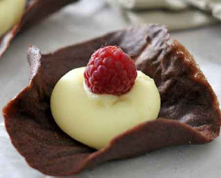 Cacao wafer with white chocolate cream and raspberries