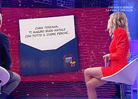Francesca Fialdini conduttrice vestito rosso seduta cosce