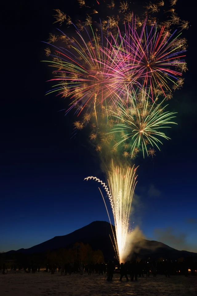 山中湖で打ち上げられた冬花火