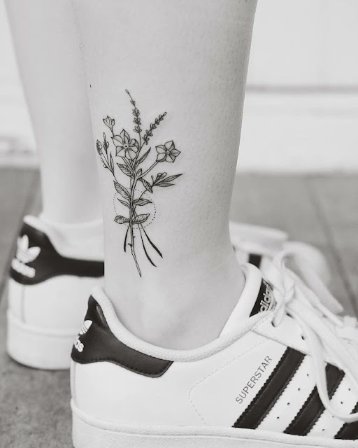 Mini tatuagens de flores para as mulheres 