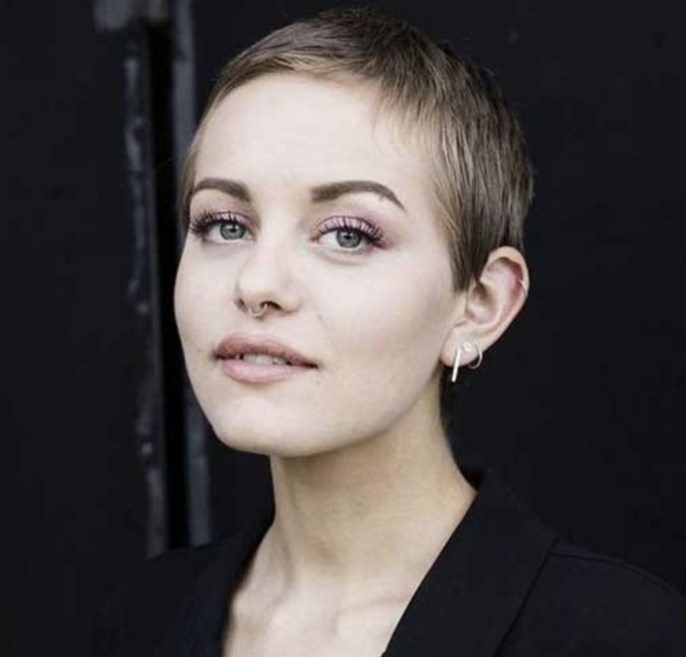 short hairstyle woman 2023