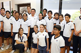 El Presidente  Municipal de Cozumel recibe a estudiantes del "Instituto Gardner"