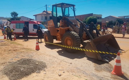 Idoso morre após ser arrastado por máquina pá carregadeira 