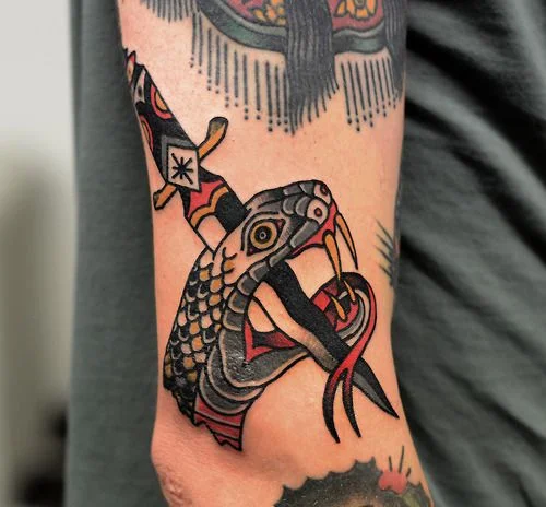vemos un tatuaje de daga al estilo tradicional