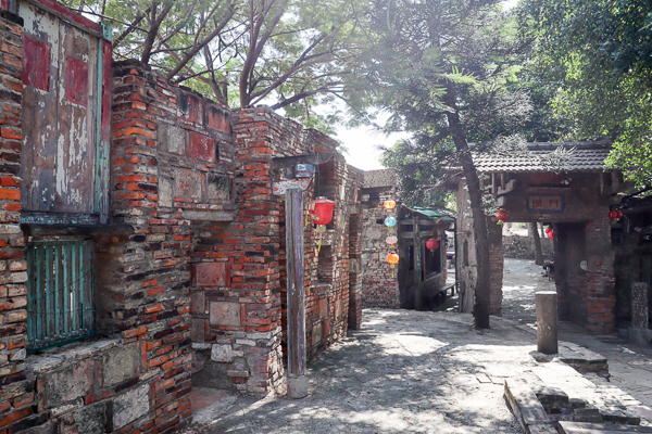 台南學甲老塘湖藝術村由畫家匡乙建造的廢墟古城，還可渡船至神仙島