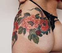 Tatuajes de flores en las pompis