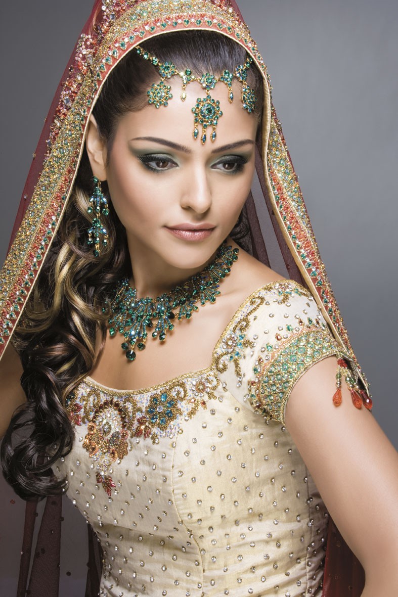 is to enhance the brides natural features - Bridal wedding makeup ...