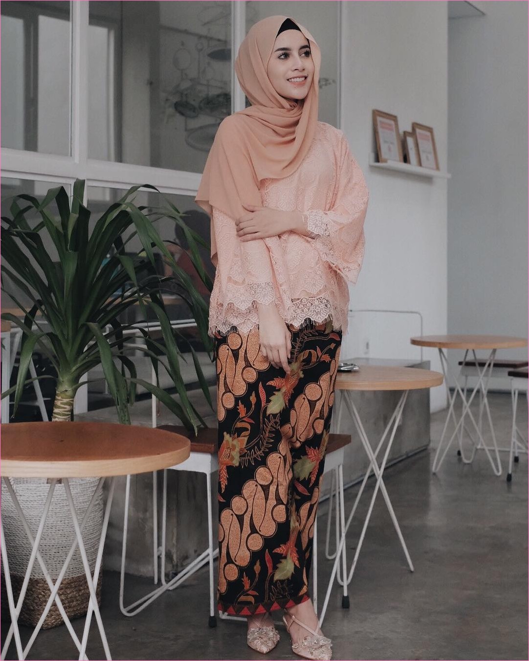  Desain model baju kondangan muslimah berhijab modern baik kebaya maupun dress yang dikena 22 Outfit Baju Kondangan Berhijab Ala Selebgram 2018