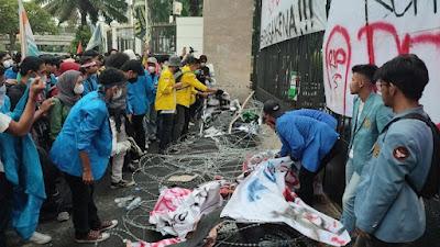 Demo RKUHP Ricuh, Mahasiswa Rusak Barikade Kawat Berduri dan Buka Paksa Gedung DPR