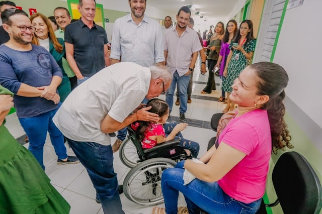 Cícero Lucena e Léo Bezerra visitam serviço disponível para famílias de crianças com microcefalia do Centro de Referência em Doenças Raras