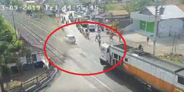 Detik-detik Mobil Terobos Palang Kereta Api di Tegal