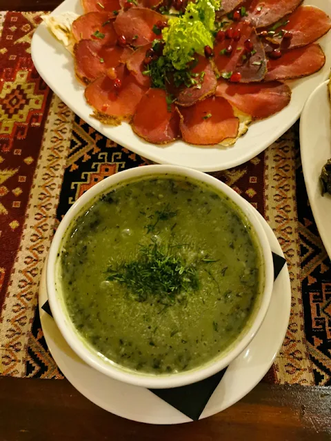 zielona zupa z pokrzywy