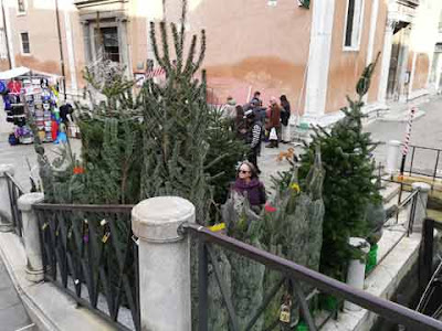 Ponte di San Felice, Strada Nuova, Venezia: la vendita degli alberi di Natale