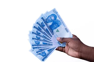 Naira Continues Decline with Official Rate Slipping to N900.96 Against the Dollar
