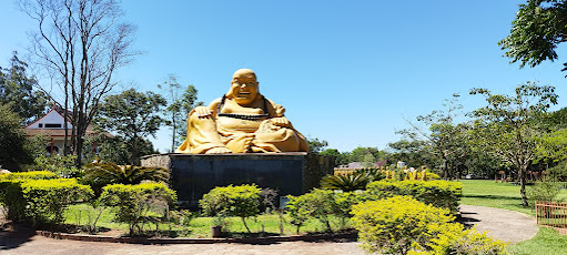 Foto autoral. Estátua de Buda e vista do parque no Templo Budista em Foz do Iguaçu.