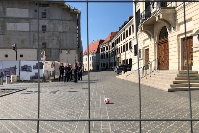 Az unatkozó diákok focilabdával rugdossák a Sándor-palotát