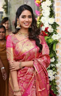 Actress Nivetha Pethuraj HD Latest Images In Traditional Saree