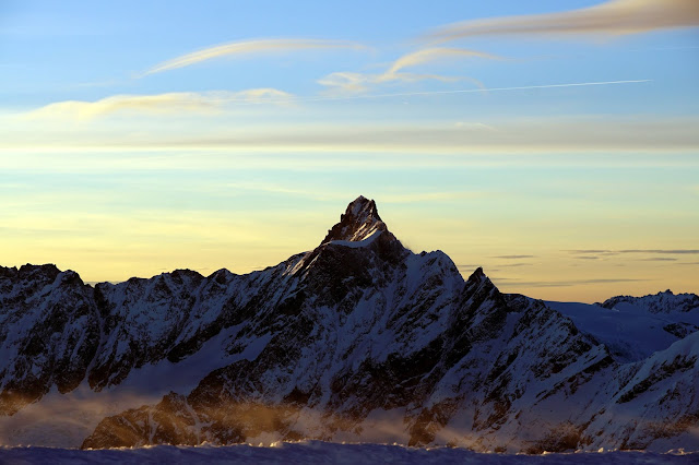 Dent d'Herens. Przepiękna nieznana góra nieopodal słynnego Matterhorn.