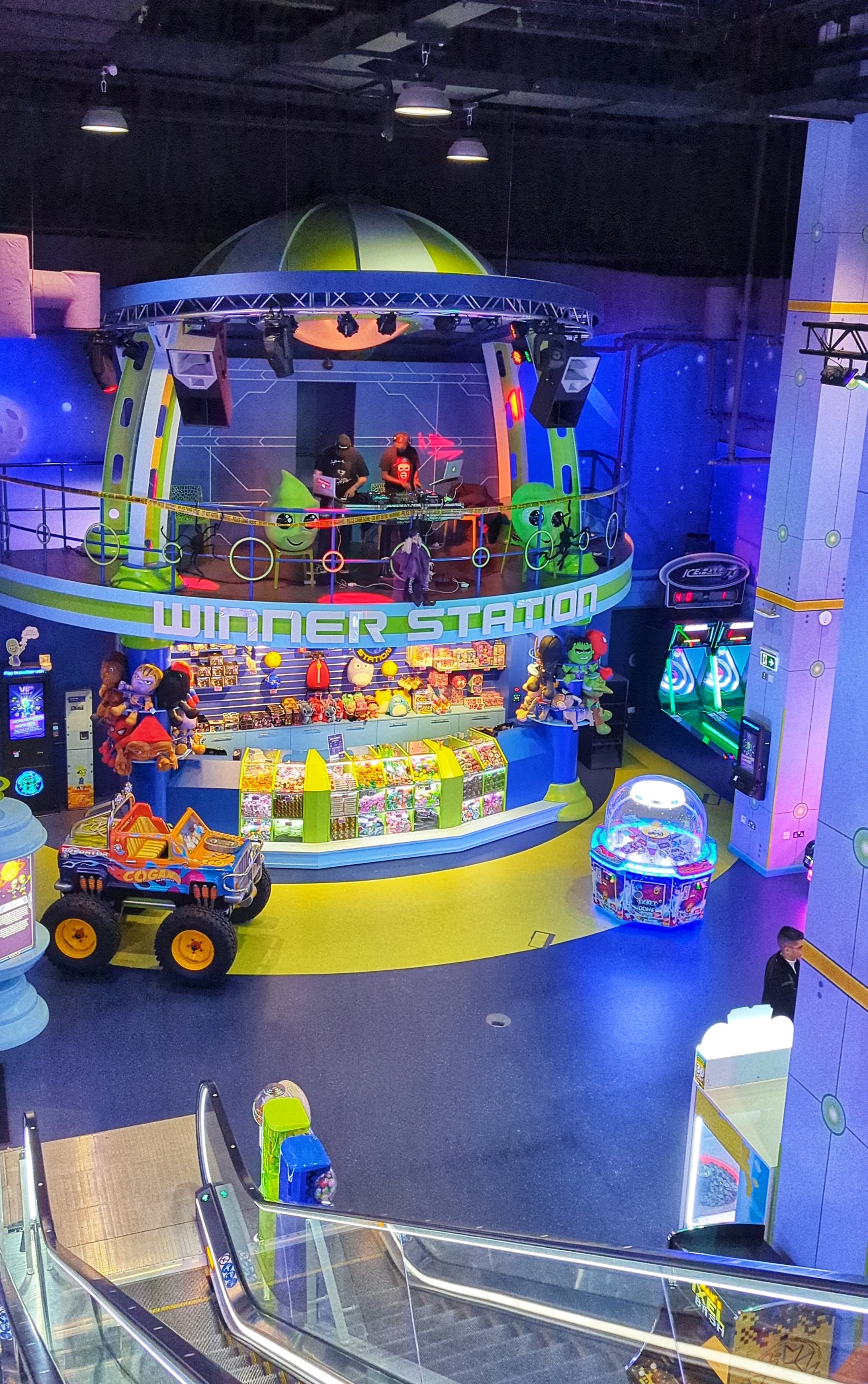 Indoor theme park