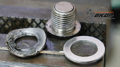 清潔洩油螺絲並換上新的鋁墊片
