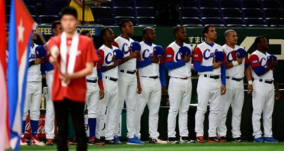 La prensa y la comisión de béisbol cubano se han inventado una historia llena de datos inexactos, disimulando la falta de voluntad política para hacer lo que a todas luces es una necesidad inevitable. 