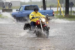 sepeda motor di musim hujan