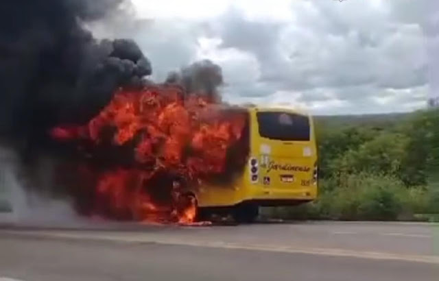 Ônibus de viagens intermunicipais é destruído por incêndio no interior do RN; veja vídeo