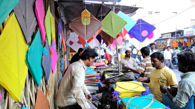 A crowded Delhi kite market.