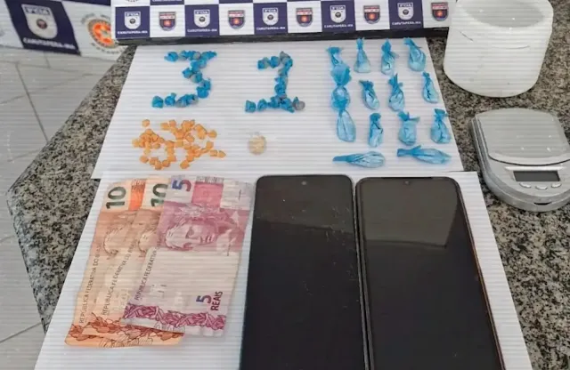 Materiais apreendidos pela Polícia Militar em Carutapera, incluindo porções de crack, cocaína, balança de precisão e sacolas usadas para embalar drogas