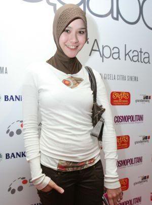 Zaskia Adya Mecca in hijab