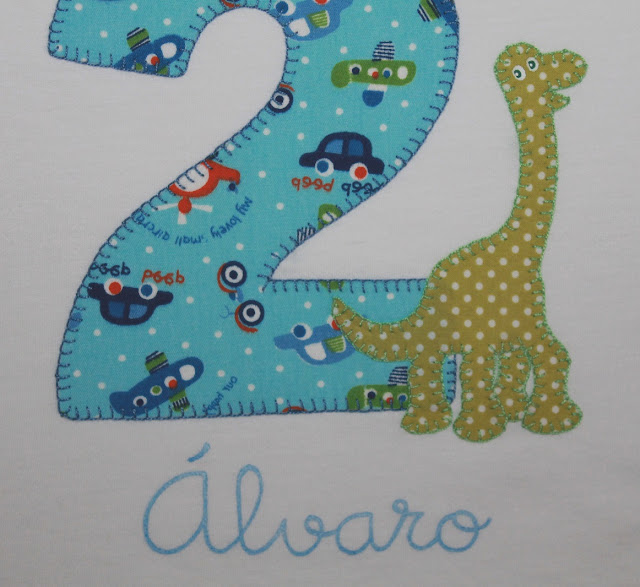 camiseta cumpleaños 2 años dinosaurio