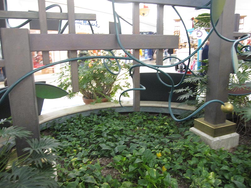Detail of the planter pictured above.