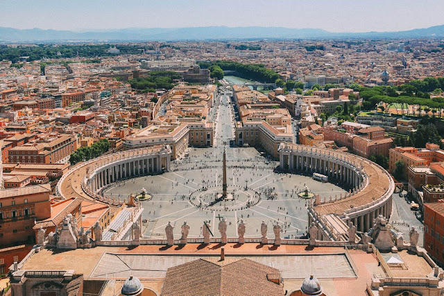 Nước Ý cổ kính trong dáng dấp của những tòa lâu đài xưa cũ. Vẻ đẹp hoài niệm của thành Rome mang nặng dấu ấn thời gian với nhiều công trình cổ như quảng trường, nhà thờ, tu viện, hoàng cung, đấu trường mãnh thú, pháo đài cổ, vòi phun nước.