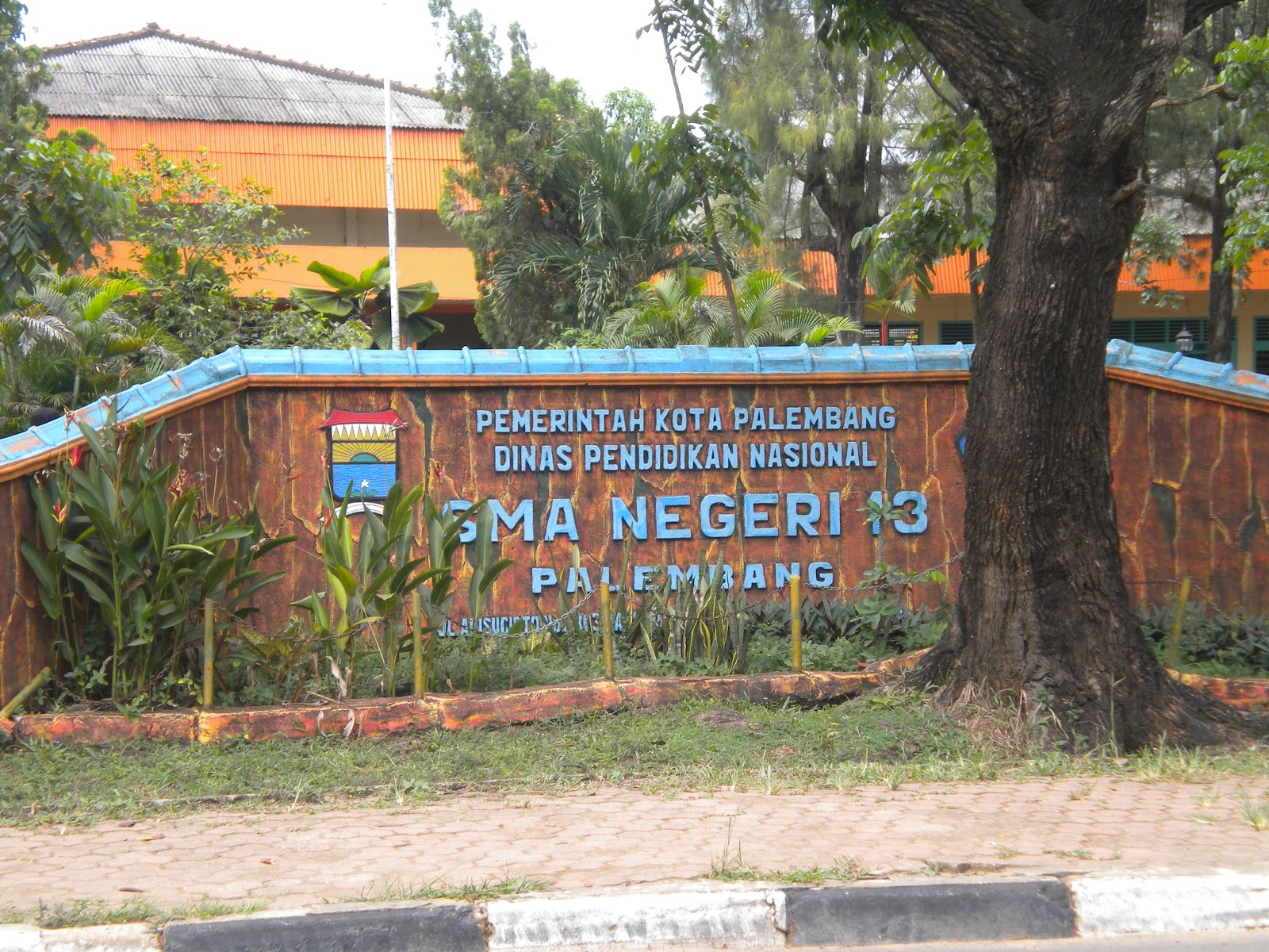 SMA Negeri SMAN 13 Palembang Satu satunya SMA Negeri di Palembang yang punya pelajaran Kewirausahaan SMA Negeri 13 Palembang dulunya adalah milik PT