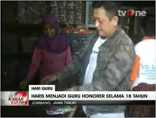 Seorang guru honorer asal Jombang, Jawa Timur, harus rela membanting tulang menjual kue keliling karena gaji yang didapat dalam satu bulan hanya Rp400 ribu. Padahal, dirinya telah mengajar selama 18 tahun di salah satu Madrasah Ibtidaiyah di Jombang. Rabu, 25 November 2015.