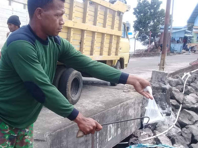 Babinsa Koramil Jailolo Gagalkan Penyeludupan 33 Kantong Cap Tikus di KM Halbar Pratama