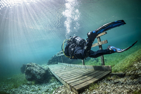 森の中を泳ぐ光景？2ヶ月だけ現れる幻の湖【Nature】　エンジェル・グリーンレイク 　オーストリア、グリューナー湖