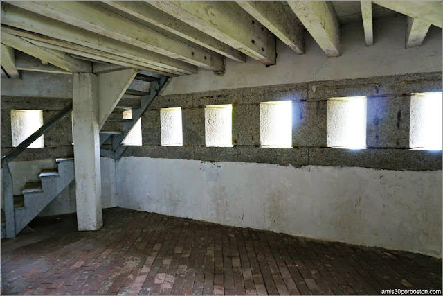 Interior del Block House en el Fort McClary State Historic Site en Kittery, Maine 