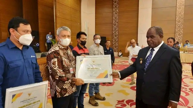 Bertepatan HUT Ke- 55 Kabupaten Sorong , Bupati Kamuru Berikan Penghargaan Kepada Beberapa Perusahaan