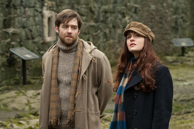Roger (Richard Rankin) és Bree (Sophie Skelton) Fort William erődjében (Blackness Castle) az Outlander sorozat 2 évad 13. epizódjában