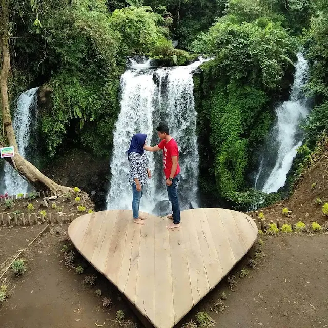 foto romantis di curug jenggala