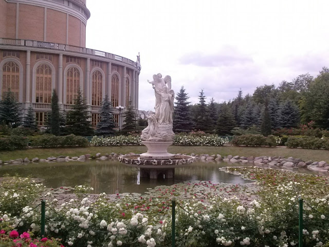 Sanktuarium w Licheniu - ogród różany