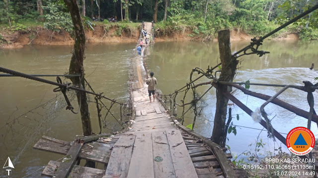 Jembatan Sungai Menterap Aur Tekam-Sungai Sambang Sekadau Ambruk.