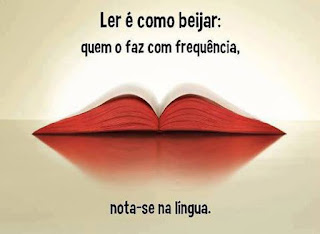 Banner retangular em fundo claro. Vista frontal de um livro aberto ao meio com capa e contracapa horizontalizadas apoiadas em uma bancada brilhante; as bordas vermelhas das páginas sobrepostas sugerem as curvas dos lábios superiores, refletidas abaixo na bancada brilhante finalizam o desenho de uma boca com o delineio do contorno inferior esfumaçado. Acima e abaixo, texto em letras pretas: Ler é como beijar: quem o faz com frequência, nota-­se na língua.